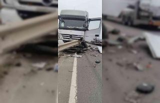 Bilecik’te süt yüklü tır bariyerlere çarptı,...