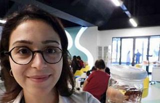 Bilim Merkezinde öğrenciler dokuları inceliyor