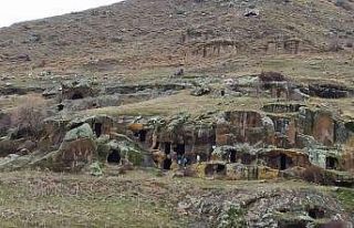 Bininler Kaya Evleri turizme açılmayı bekliyor