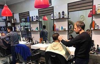 Bitlis’te berber ve kuaförlerin çalışma saatleri...