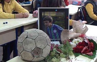 Boş kalan sırasına çiçek ve futbol topu bırakıldı