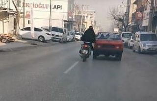 Bozulan otomobili motosiklet ile itti