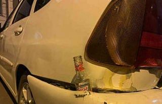 Bu şişenin tamponun arasında ne işi var