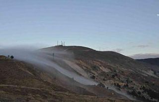 Bulutların dağların yamacından süzülüşü mest...