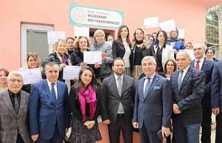 Bursa’da Aile Okulu’na katılan veliler sertifikalarını...