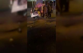 Bursa’da bariyerlere çarpan hafif ticari araç...