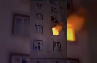 Bursa’da ev alev alev yandı..Komşusu film izler...