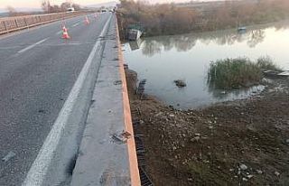 Bursa’da meyve yüklü kamyon dereye uçtu: 1 ölü