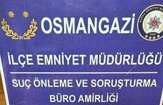Bursa’da uyuşturucu satıcısı aracında yakalandı