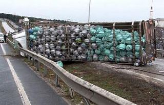 Büyükçekmece’de tüp yüklü kamyon devrildi:...