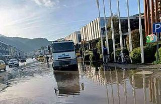 Büyükşehir ekiplerinden taşkınlara müdahale