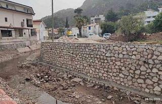 Büyükşehir Marmaris’te zarar gören dere duvarlarını...