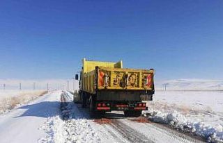 Büyükşehir’in karla mücadele ekiplerinden anında...