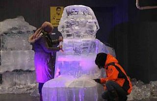 Buzu yontarak heykel yapıyorlar