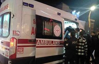 Cadde ortasında bıçaklı kavga: 1 yaralı