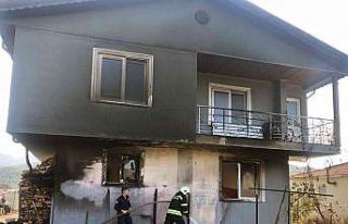 Çakmak ile oynayan çocuklar evi yakıyordu