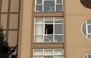 Camları silerken 4’üncü kattan düştü
