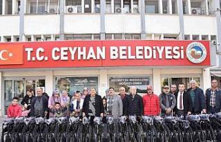 Ceyhan’da ihtiyaç sahiplerine tekerlekli sandalye