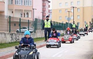 Çocuklar akülü arabalarla trafik kurallarını...