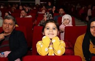 Çocuklar Karagöz’ün Karnesini izledi