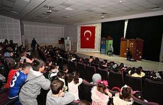Çocuklar tiyatro oyunu ile hem eğlendi hem dostluğu...