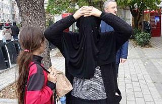 Çöpten yemek yeme numarası yapan dilenciler yakalandı