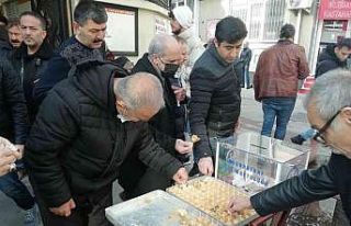 Cuma namazı çıkışında baklava ikramı