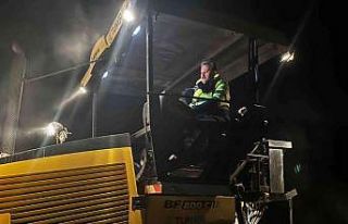 Cumayeri Belediyesi gece gündüz asfalt seriliyor