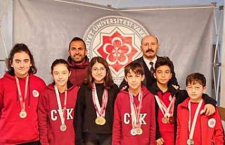 Cumhuriyet Üniversitesi Vakfı Okulları başarıya...