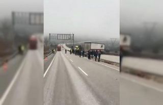 D100’de makaslayan tır yolu kapattı, kilometrelerce...