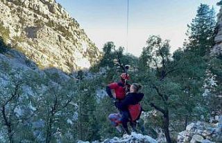 Dağda mahsur kalan 4 Rus turist helikopterle kurtarıldı