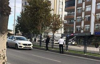 Demir korkulukları aşıp canlarını hiçe sayıyorlar