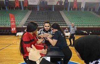 Denizli’de 194 kadın ve 200 erkek bilek güreşinde...