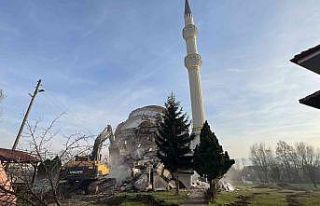 Depremde ağır hasar gören 35 yıllık cami yıkıldı