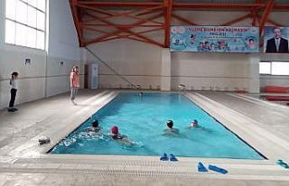 Depremi yüzerek unutuyorlar