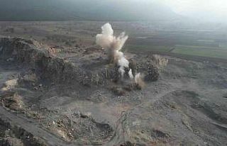 Dev kayalar dinamitle parçalandı