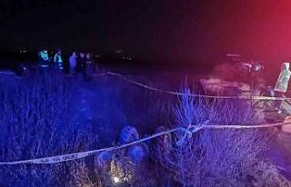 Devrilen traktörün altında kalan sürücü hayatını...