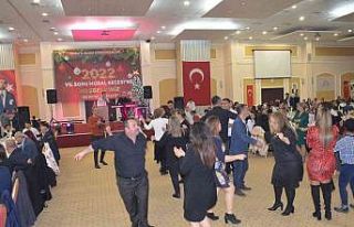 Didim Belediyesi personeli yıl sonu yemeğinde bir...