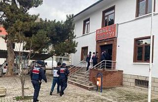 Dinlenme tesisinden para çalan şüphelilerden 1’i...