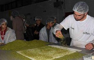 Diyarbakır’da öğrenciler, tatlının yapım aşamasını...