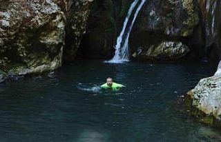 Doğa harikası şelaleleri tanıtmak için soğuk...