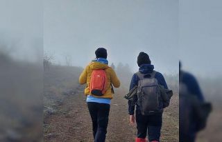 Doğa yürüyüşçülerine sis eşlik etti