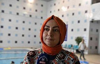 Down sendromlu çocuklara yüzme kursu