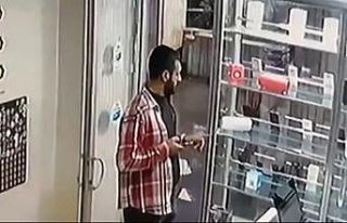 Dükkanda kimsenin olmadığı anlayan hırsız, vitrindeki...