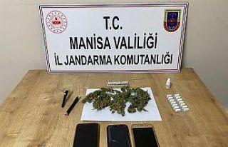 Durdurulan araçta esrarla yakalandılar