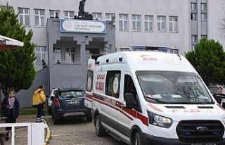 Düşürdüğü parasını mazgaldan almak isteyen...