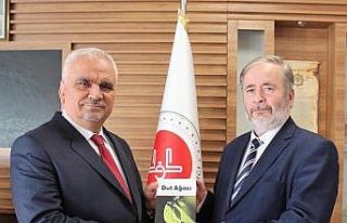 ‘Dut Ağacı’ isimli kitabını hediye etti