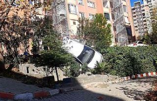 Edremit’te bahçeye uçan otomobilden yara almadan...