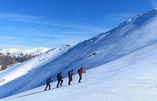Elazığ’da dağcılar beyaza bürünen 2 bin 620...