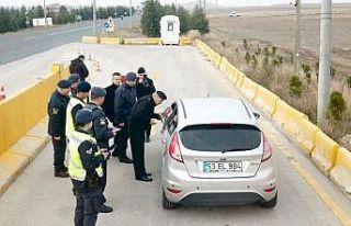 Emniyet kemeri denetimi yapan jandarma ekiplerinden...